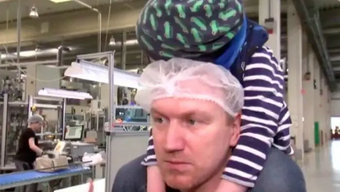 Padre viudo hijo leucemia no pierde trabajo gracias compañeros