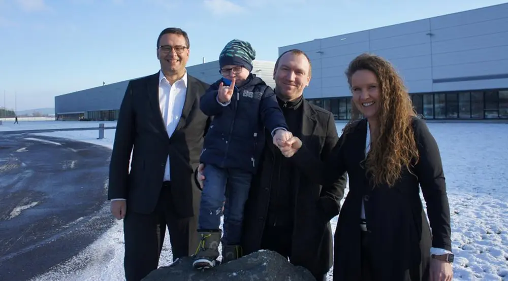 Padre viudo con un hijo con leucemia no pierde su trabajo gracias a las 3.300 horas extras de sus compañeros