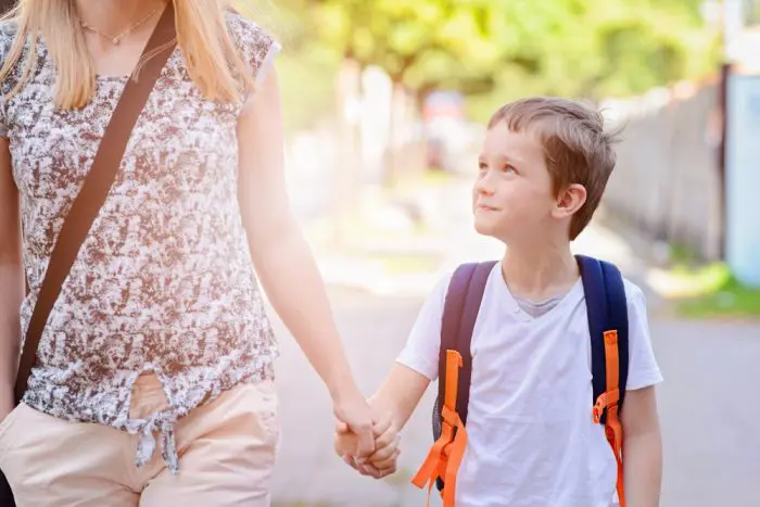 hijo feliz escuela