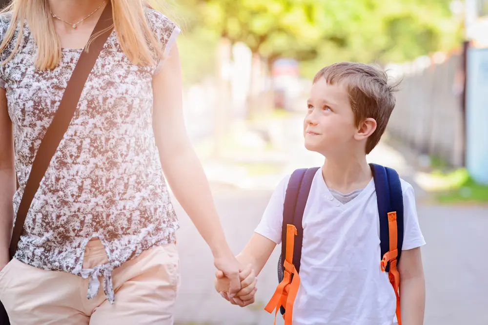 hijo feliz escuela