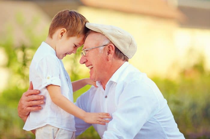 abuelos cuidan nietos mejor salud