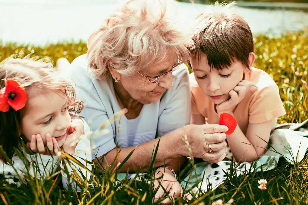 Cuidar a tus nietos te hará vivir más años