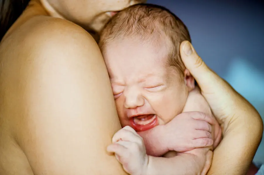 El bebé llora lo que la madre calla