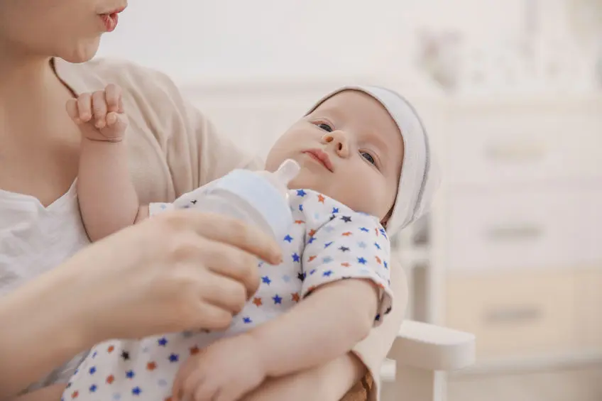 Por qué DEBEN respetarte igual que a una mujer que amamanta si eres una mamá biberón