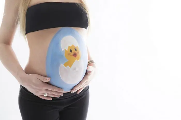 Barriga embarazada pintada bebe huevo