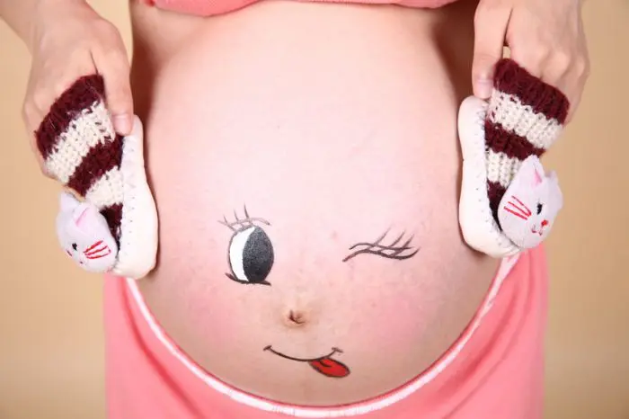 Bump painting pintar la barriga de la embarazada