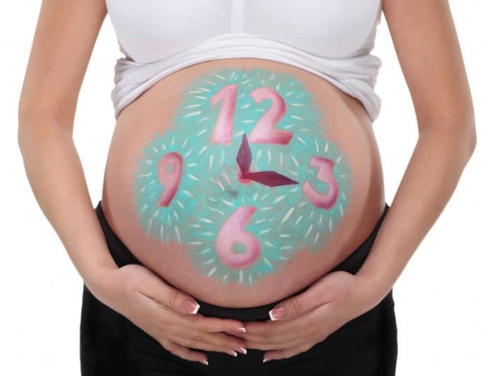 Barriga embarazada pintada reloj horas conocer bebe