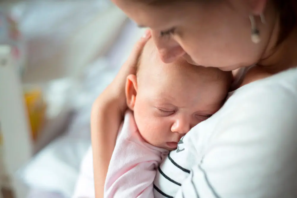 Bebés de alta demanda que duermen las siestas en los brazos de sus padres