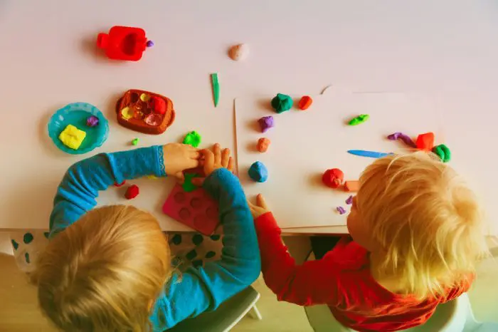 3 años niña artes creativas. manos de niño jugando con plastilina de  arcilla de colores. autoaislamiento covid-19, educación en línea, educación  en el hogar. niña pequeña estudiando en casa, aprendizaje en casa.