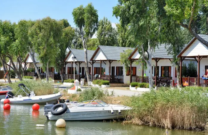 Camping Nautic Almata, en Castelló d'Empúries, Girona, Costa Brava