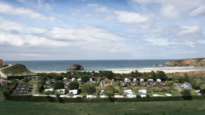 Camping Playa Penarronda, en Barres, Asturias