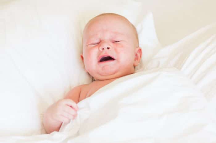 bebé llora mientras duerme