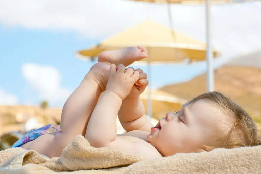 ¿Puedes poner crema solar a tu bebé si tiene menos de seis meses?
