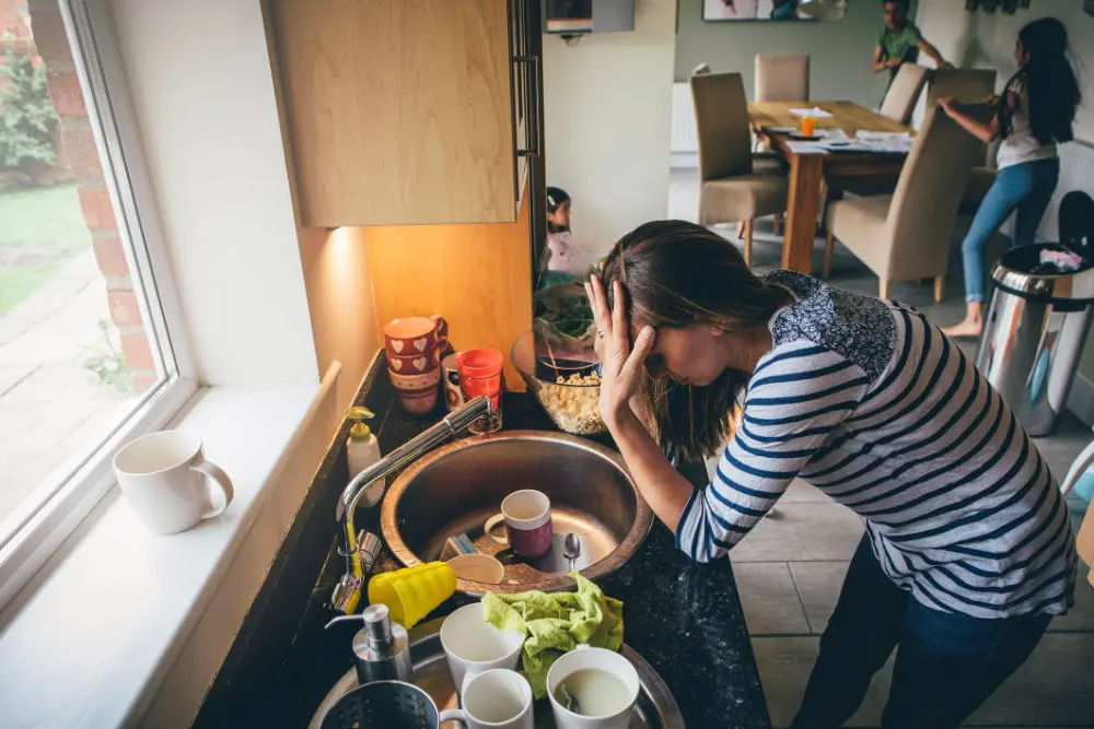 Cuidar a los hijos cansa más que trabajar (sobre todo a las madres)