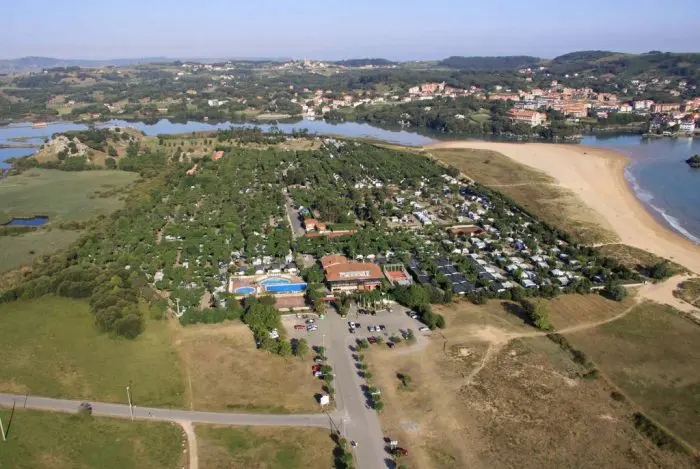 Camping Playa Joyel, en Noja, Cantabria