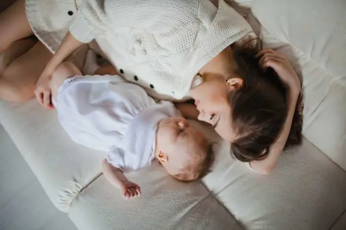 Nunca te quedes dormido/a con tu bebé en el pecho