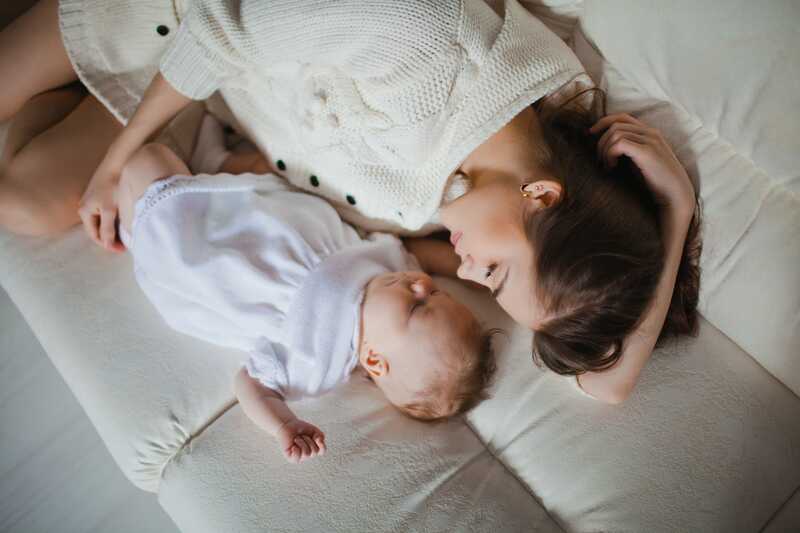 Nunca te quedes dormido/a con tu bebé en el pecho