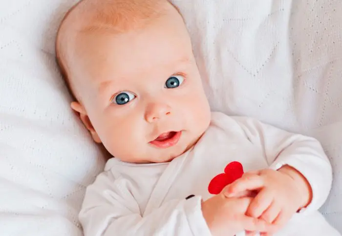 Por qué los bebés nacen con los ojos azules o grises y luego les cambian