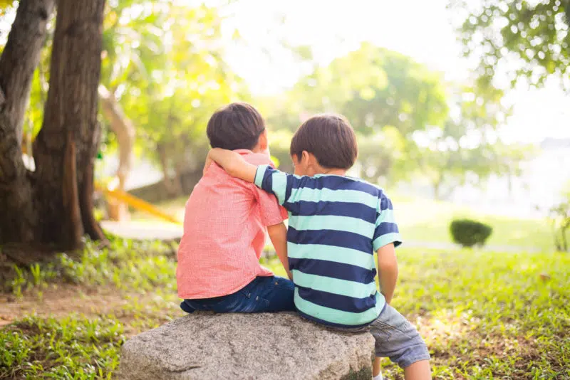 amigos manipulan hijos