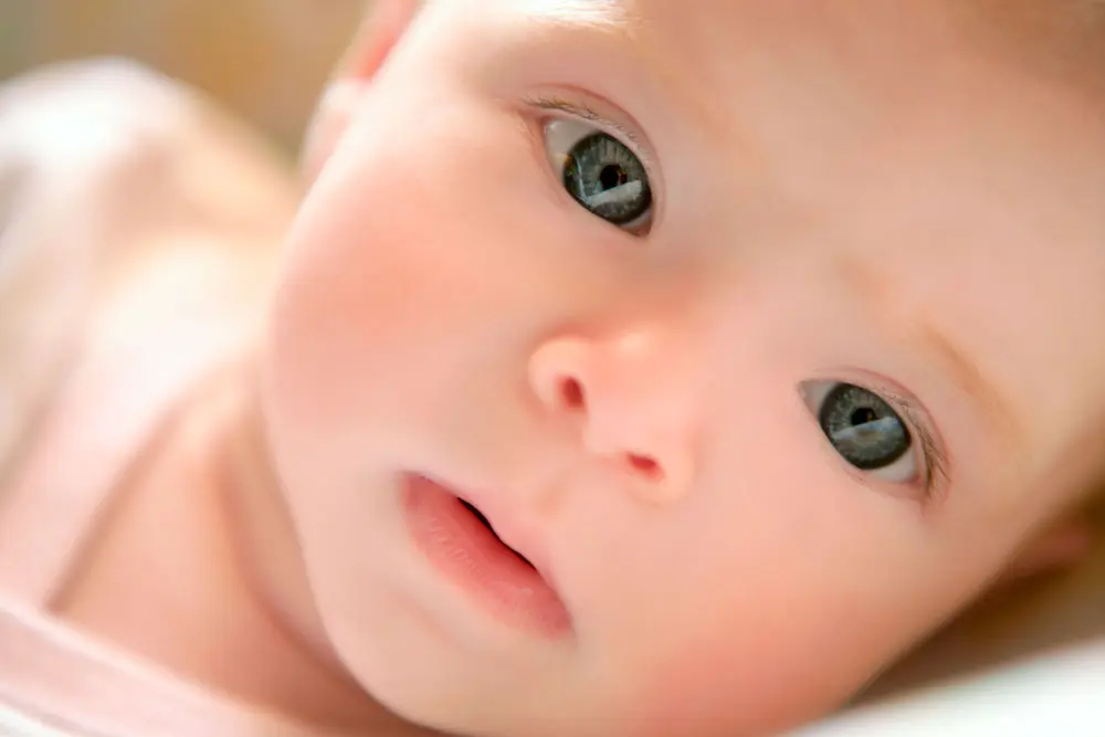 ¿Por qué la mayoría de los bebés nacen con los ojos azules?