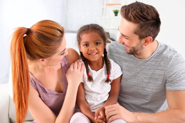 Adoptar en España: ¿Por qué es tan complicado? - Etapa ...