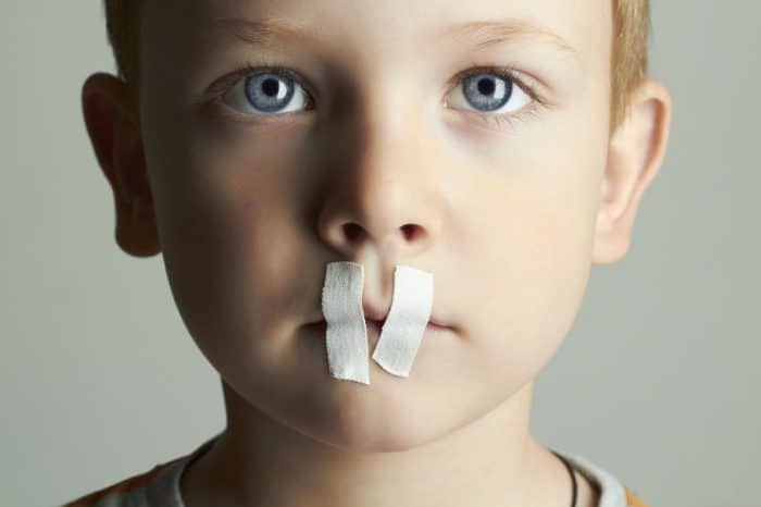 Enseña a tus hijos que no deben guardar secretos