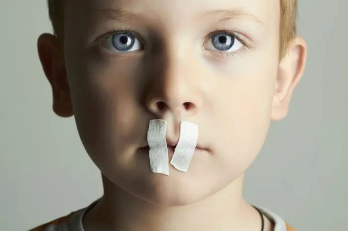 Enseña a tus hijos que no deben guardar secretos