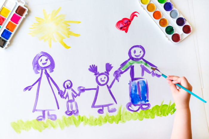 niño dibujo familia