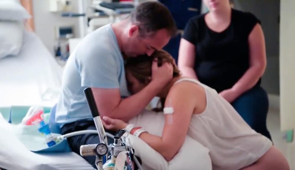 Madre Da A Luz A Su Bebe Muerto Y Todos Se Despiden De El Etapa Infantil