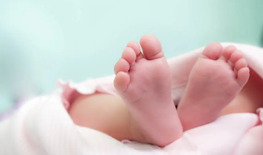 ¿Cómo calmar las molestias de tu bebé con un ligero masaje en los pies?