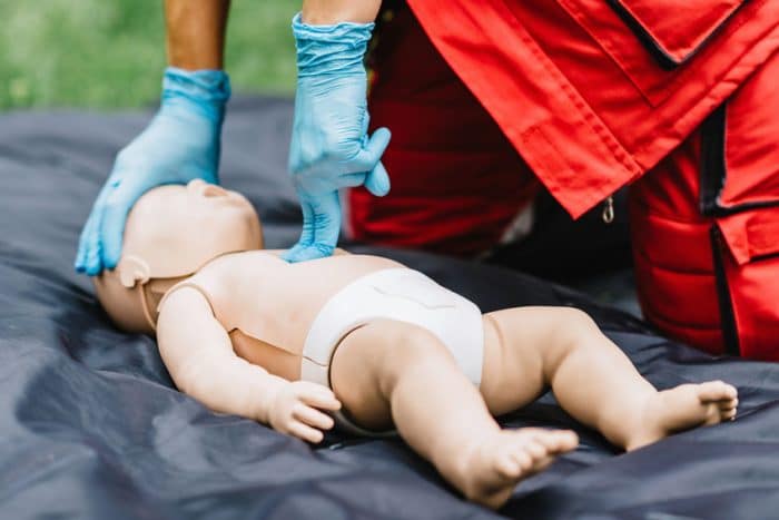 maniobras salvar vida bebé emergencia