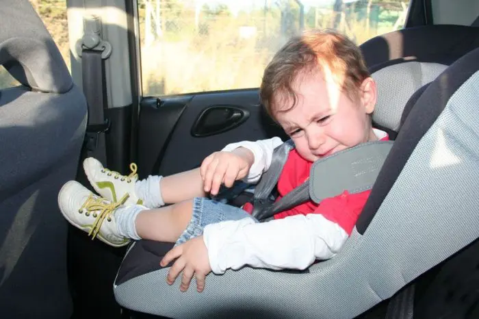 padre olvida niño en coche