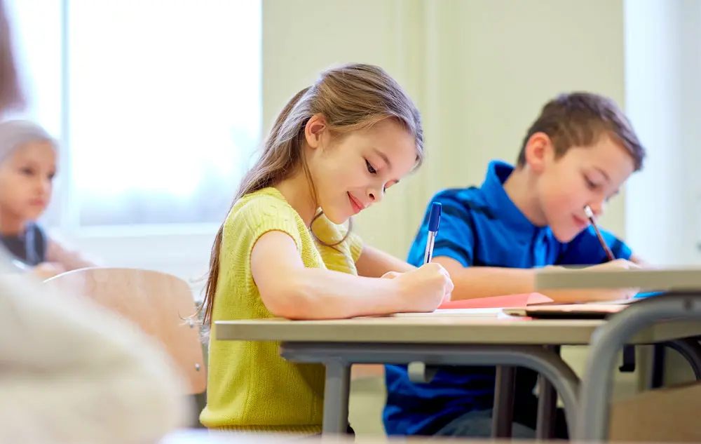 Así es cómo tu hijo puede aprender a tener una buena actitud en la escuela