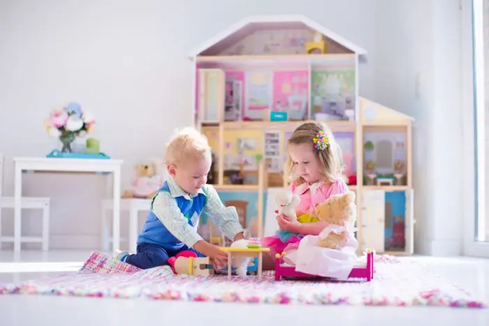 niño jugando con muñecas