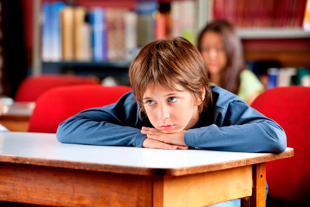 Niños que se aburren en clase
