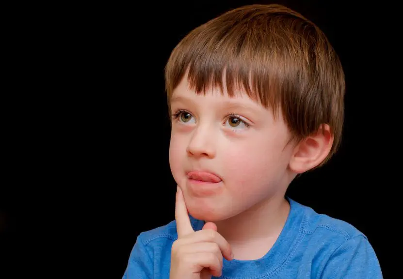 niños sacan lengua cuando concentrados