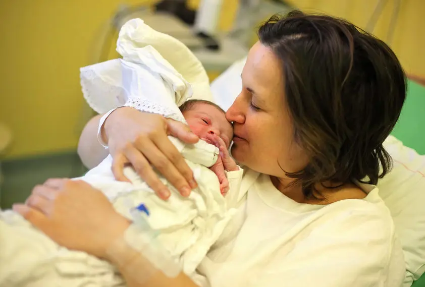 El olor del recién nacido provoca un efecto narcótico en el cerebro de las madres