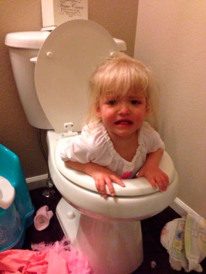 niña dentro wc