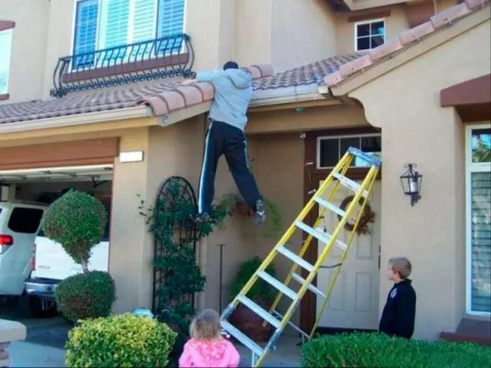 niño quita escalera padre