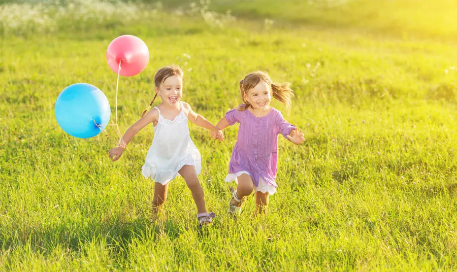 Si tu hijo está feliz, que no te confundan: NO está mimado