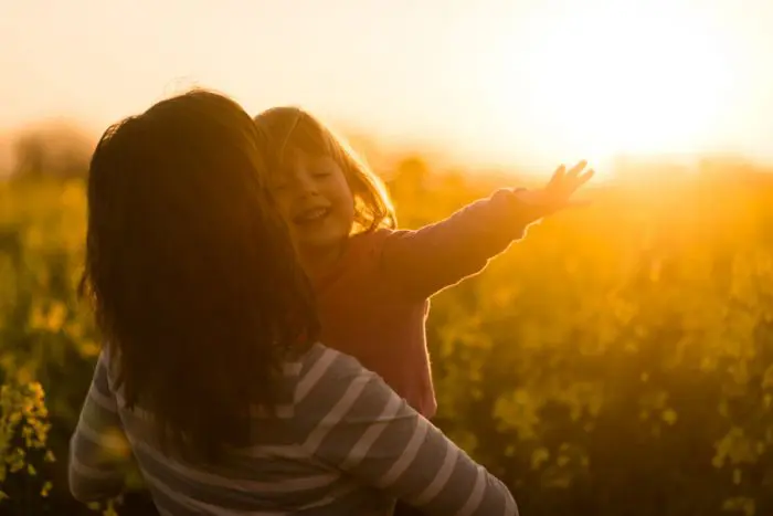 amor madre hijo feliz