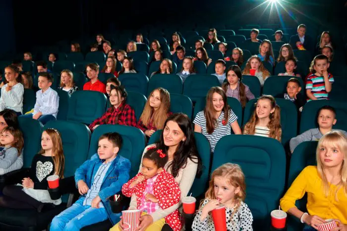 Celebra cumpleaños infantil en un cine
