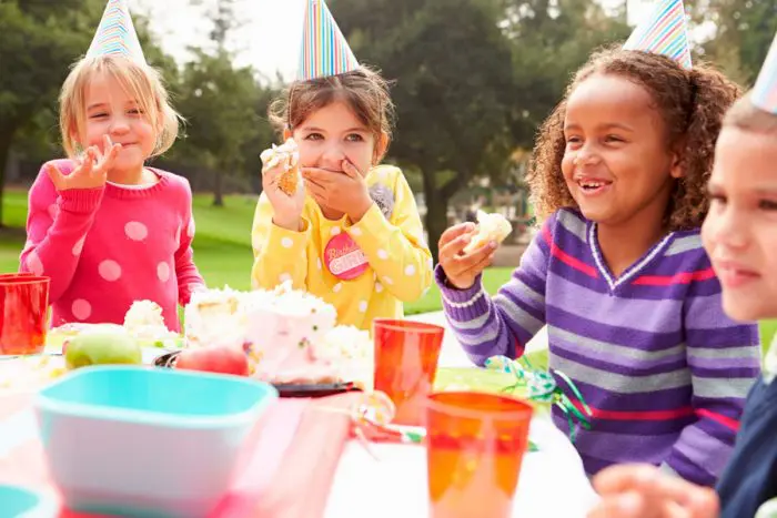 Celebrar cumpleaños infantil en parque público