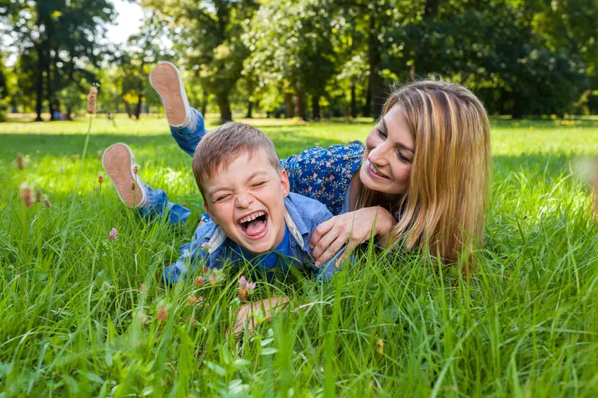 Piénsalo 2 veces antes de hacer cosquillas a tus hijos