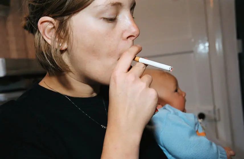 Fumar durante la lactancia afecta bebé