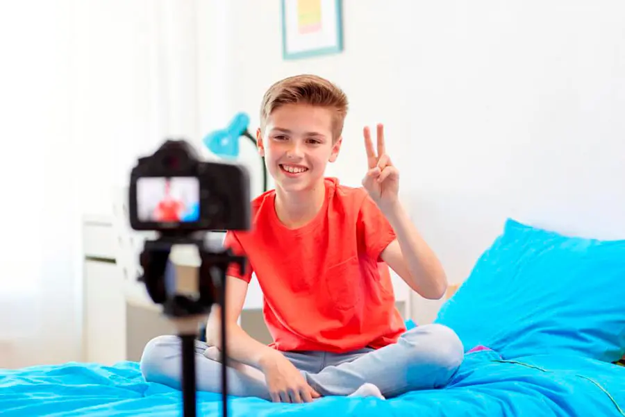 Niños youtubers: El riesgo de una infancia destrozada