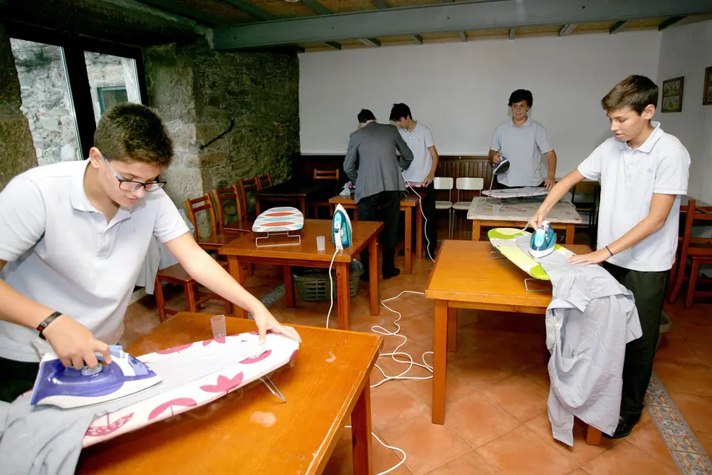 Una escuela de España enseña a sus alumnos a cocinar, coser y planchar