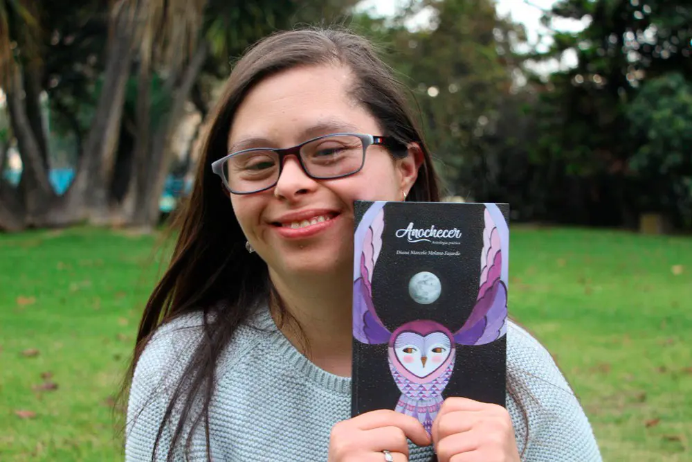 Diana, con Síndrome de Down, lanza su primer libro «Anochecer»