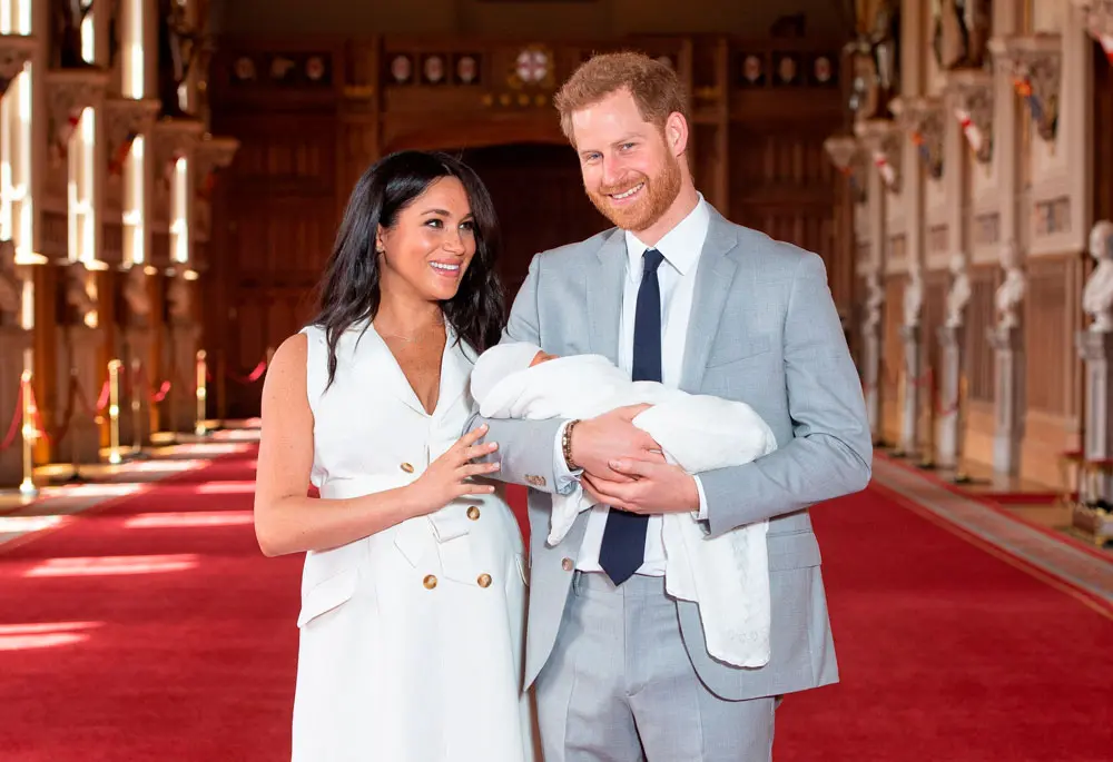 Meghan Markle muestra la naturalidad del postparto al presentar a su bebé con el príncipe Harry