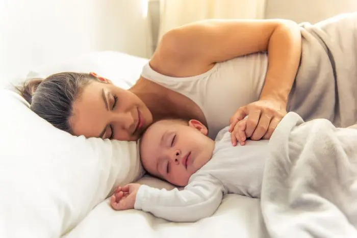 Niño necesita dormir con su madre hasta los 3 años